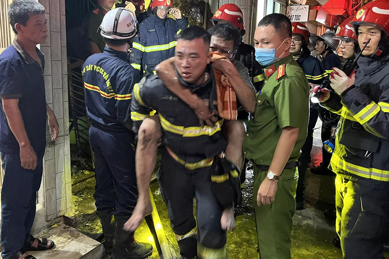 Hà Nội: Cứu sống 4 người từ đám cháy tại tầng 10 chung cư ở Hà Đông