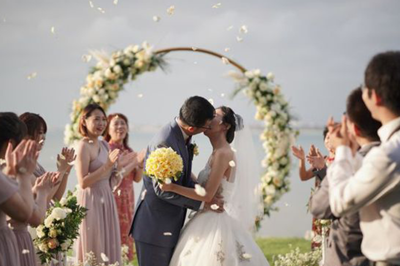 Cô dâu mời 17 người thân, bạn bè sang Bali dự đám cưới
